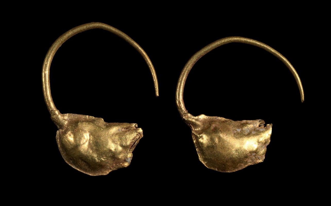 Animal head hoop earring
