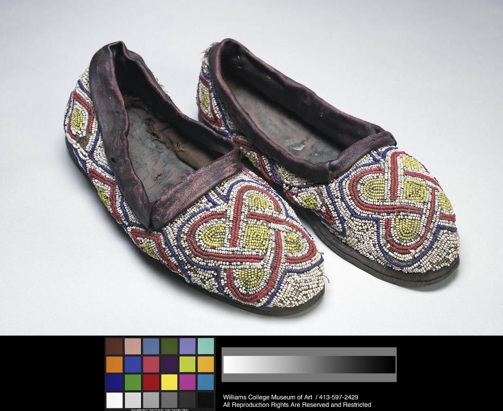 Bàtà ìlèkè (beaded shoe)