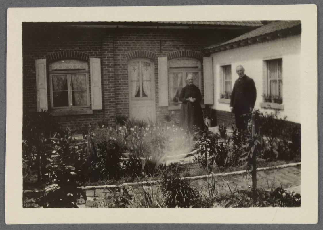 1927-1929 series of Eugénie and Charles Prendergast and Vankemmel family members in France; couple in courtyard