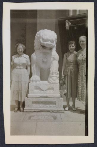 Eugénie Prendergast and friends in California (Los Angeles and Santa Barbara); Eugénie Prendergast with friends in front of sculpture