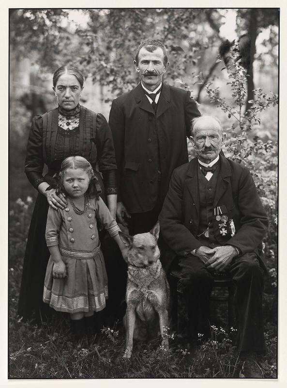 Bauernfamilie (from "Menschen des 20er Jahrhunderts") printed by Gerd Sander