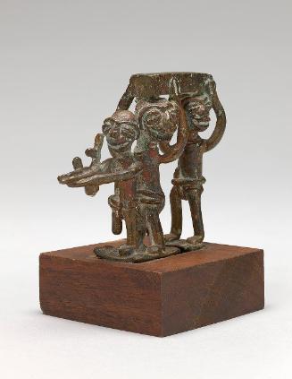 Gold weight in the form of an armed guard with two men carrying a wooden box