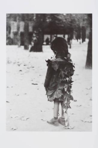 Petite fille aux feuilles mortes, Paris