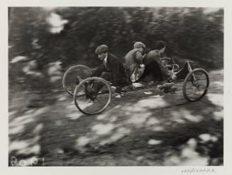Aoút 1910: Zissou conduisant son "bob a 4 roues" avel Oléo et Louis comme Passagers trop charge le bob va entrer dans un arbre (from "The Lartigue Portfolio" 1903-1916")