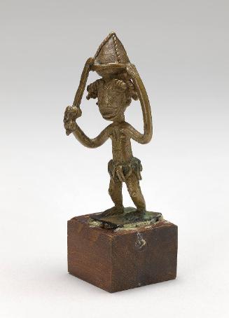 Gold weight in the form of a priest with a shrine and sword