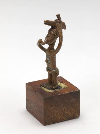 Gold weight in the form of a farmer smoking a pipe