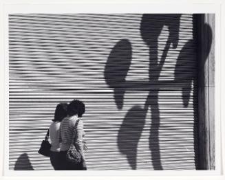 Dos Mujeres y la Gran Cortina con Sombras